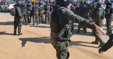 Contingente policial se moviliza para desbloquear la carretera en Mairana