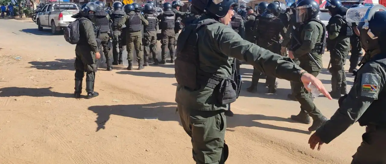 Contingente policial se moviliza para desbloquear la carretera en Mairana