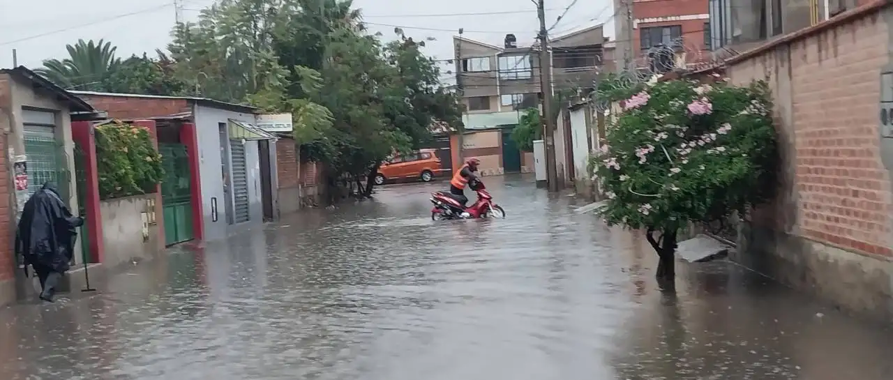 Fuertes lluvias dejan varias zonas inundadas en Cochabamba y Quillacollo