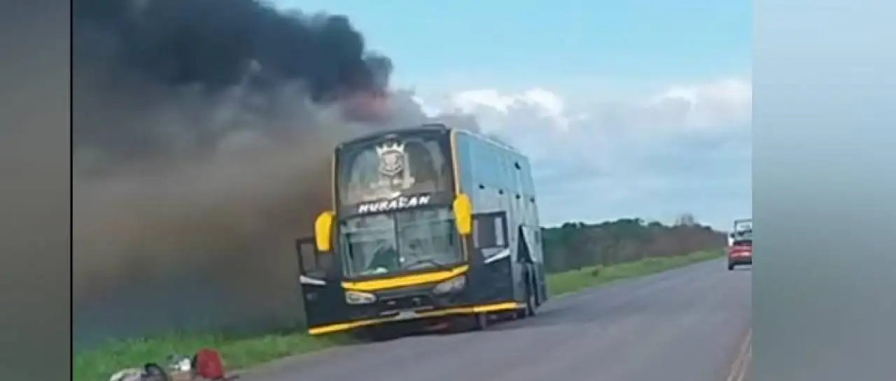 Video: Un bus se incendia en la carretera Bioceánica