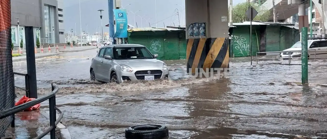 Lluvia inunda calles y avenidas en la ciudad de Cochabamba