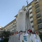 El papa Francisco respira sin mascarilla tras su última recaída