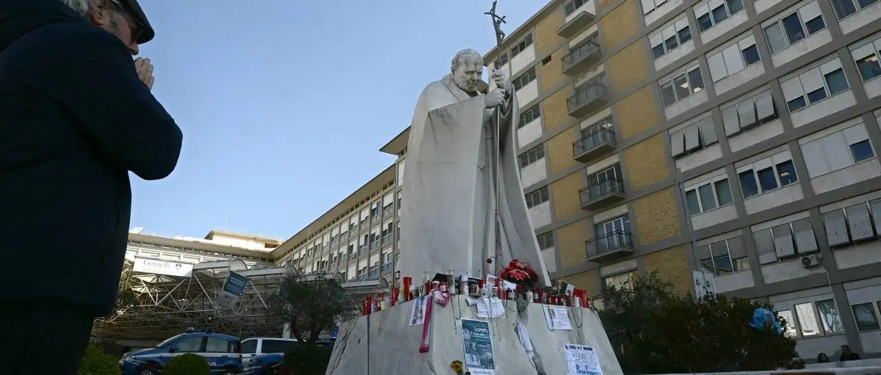 El papa Francisco respira sin mascarilla tras su última recaída