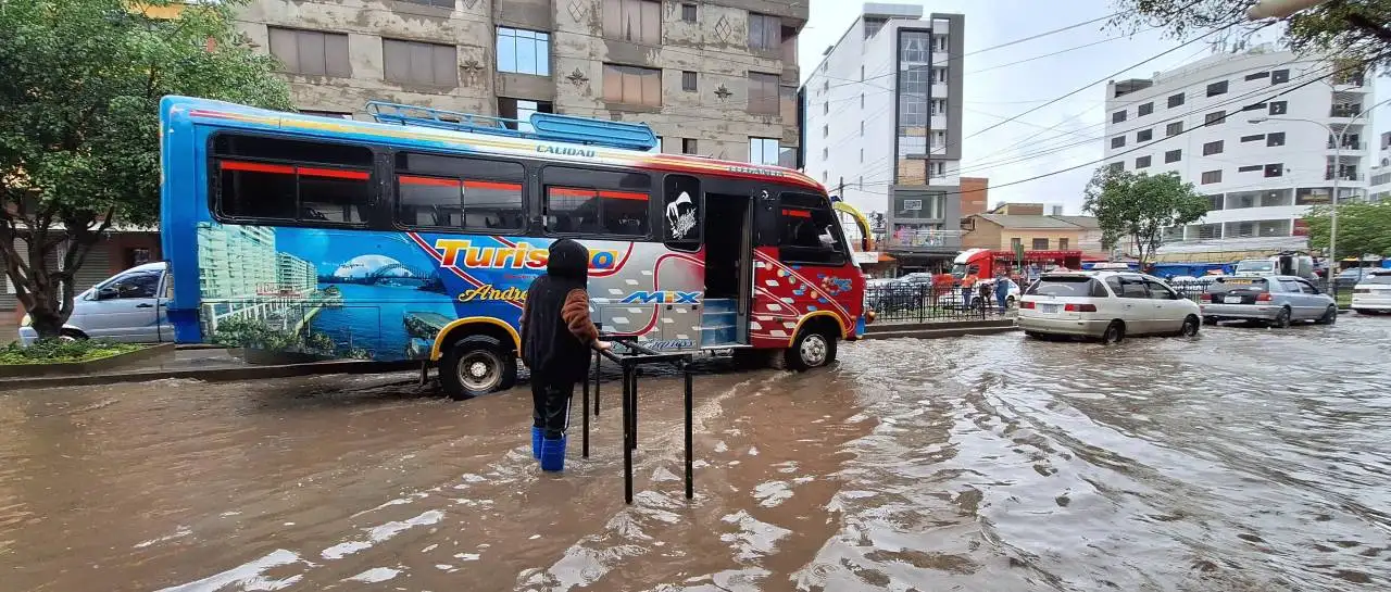 Intensas lluvias en Cochabamba provocan inundaciones que afectan la transitabilidad